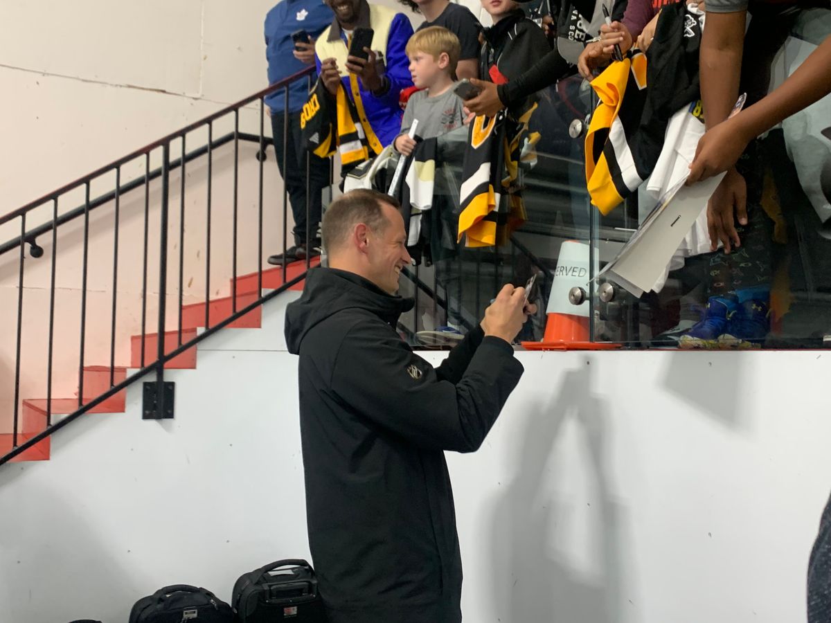 Jason Spezza signs autographs for fans