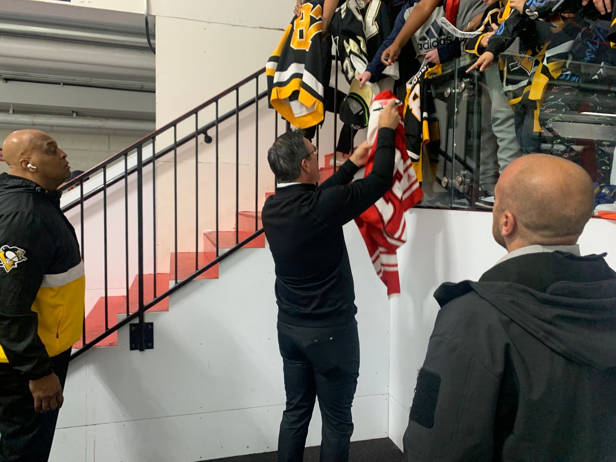 Mike Sullivan signs autographs for fans